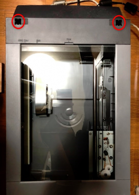 フィルムスキャンできるスキャナーが欲しいので現行機種と中古機種を比較・検討してみる　その５　CanoScan 9950Fの分解と清掃　ネジ穴位置