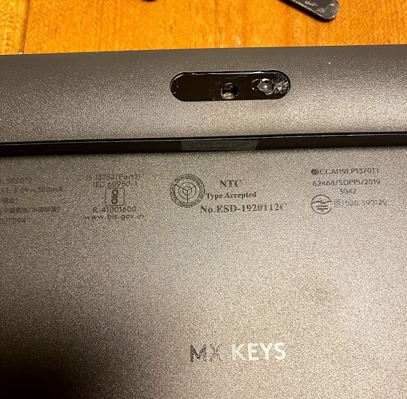 ロジクール Masterシリーズ MX KEYS KX800をちょっとだけ分解してみた　ゴム足中
