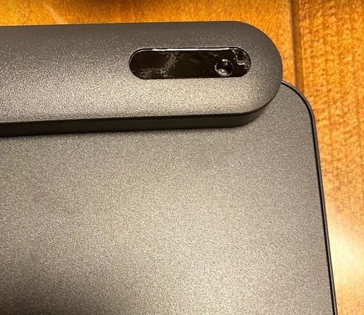 ロジクール Masterシリーズ MX KEYS KX800をちょっとだけ分解してみた　ゴム足右