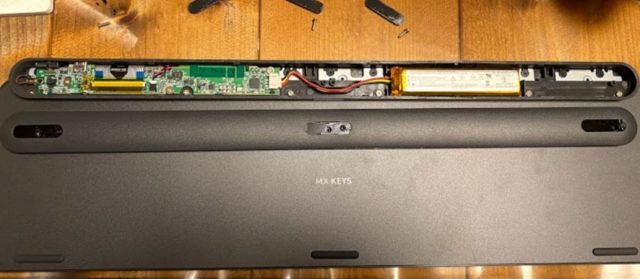 ロジクール Masterシリーズ MX KEYS KX800をちょっとだけ分解してみた　カバー解放後