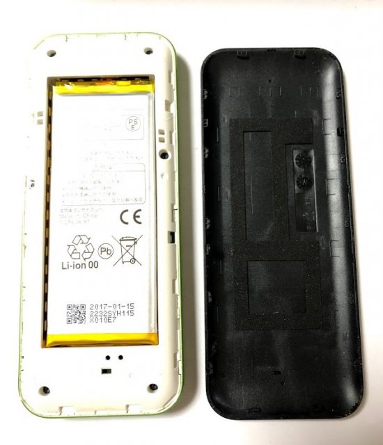 Speed Wi-Fi NEXT W04 を分解してみた　外装外し2