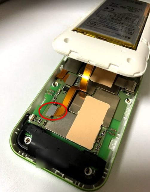 Speed Wi-Fi NEXT W04 を分解してみた　中蓋外し4